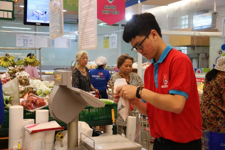 Trải nghiệm “Một ngày làm nhân viên siêu thị” - Ảnh 1. Trải nghiệm “Một ngày làm nhân viên siêu thị” - Ảnh 1.