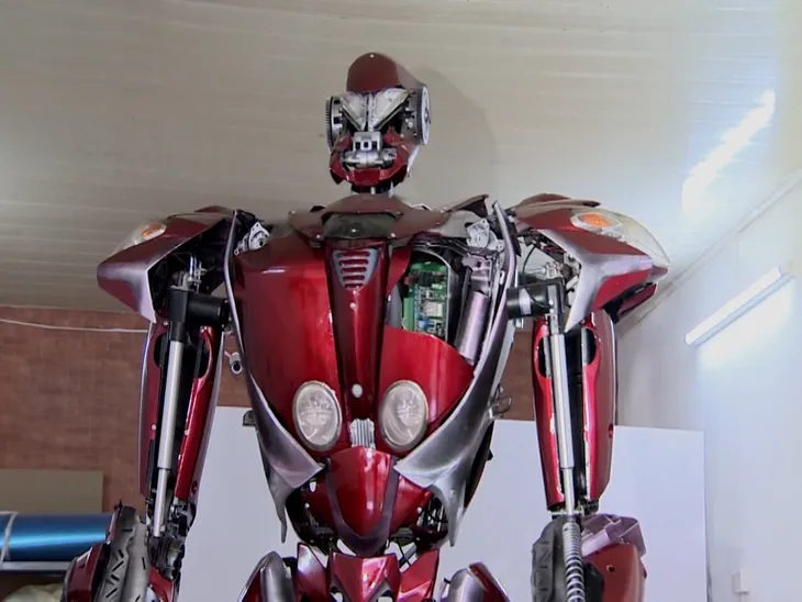 Robot được chế tạo từ phế liệu - Ảnh 2. Robot được chế tạo từ phế liệu - Ảnh 2.