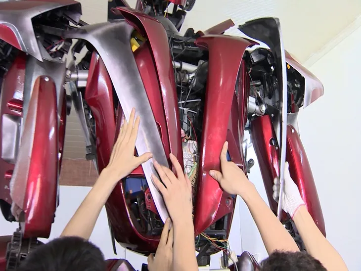 Robot được chế tạo từ phế liệu - Ảnh 3. Robot được chế tạo từ phế liệu - Ảnh 3.