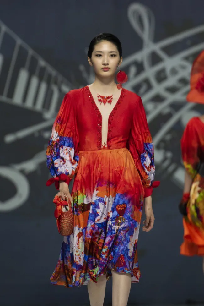 Bộ sưu tập Flower dream mở màn ASEAN WEEK 2019 - Ảnh 2. Bộ sưu tập Flower dream mở màn ASEAN WEEK 2019 - Ảnh 2.