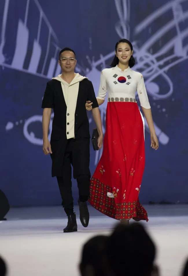 Bộ sưu tập Flower dream mở màn ASEAN WEEK 2019 - Ảnh 4. Bộ sưu tập Flower dream mở màn ASEAN WEEK 2019 - Ảnh 4.
