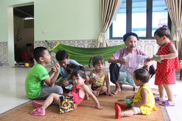 Cụ bà 86 tuổi lắc vòng hàng nghìn lượt mỗi ngày - Ảnh 3. Cụ bà 86 tuổi lắc vòng hàng nghìn lượt mỗi ngày - Ảnh 3.