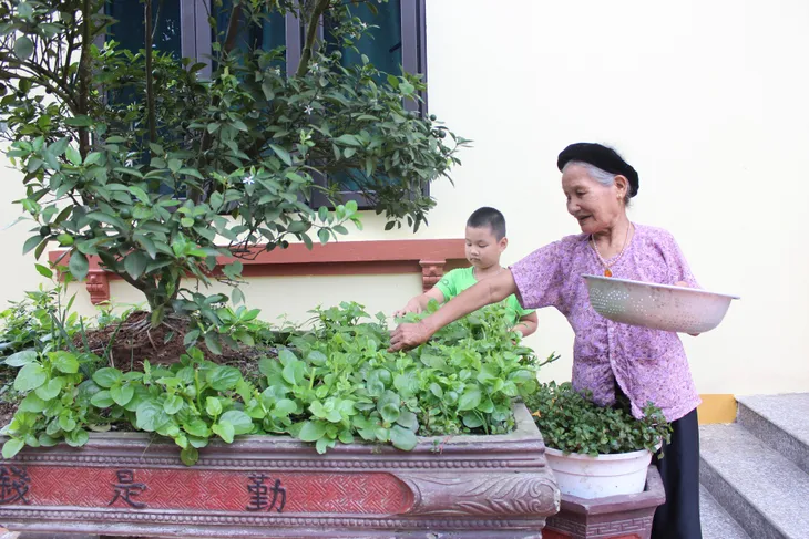 Cụ bà 86 tuổi lắc vòng hàng nghìn lượt mỗi ngày - Ảnh 2. Cụ bà 86 tuổi lắc vòng hàng nghìn lượt mỗi ngày - Ảnh 2.
