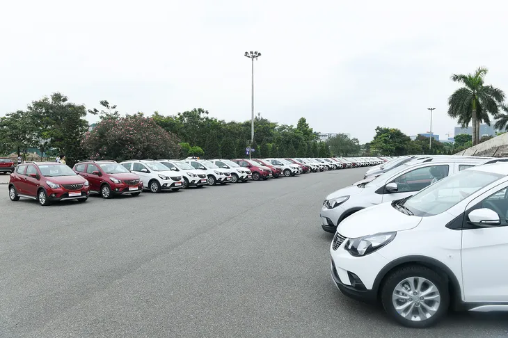 VinFast giao 650 xe Fadil tới khách hàng trong 1 ngày - Ảnh 4. VinFast giao 650 xe Fadil tới khách hàng trong 1 ngày - Ảnh 4.