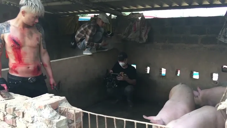 Hậu trường Mê cung: Đoàn phim lội ao, chui vào chuồng lợn giữa trời nắng nóng - Ảnh 3. Hậu trường Mê cung: Đoàn phim lội ao, chui vào chuồng lợn giữa trời nắng nóng - Ảnh 3.