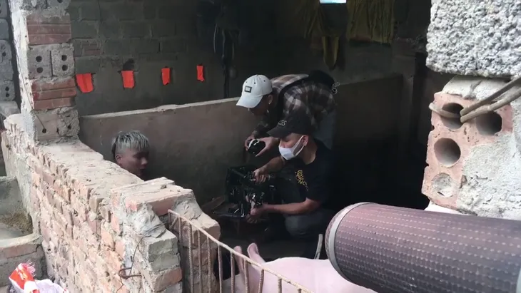 Hậu trường Mê cung: Đoàn phim lội ao, chui vào chuồng lợn giữa trời nắng nóng - Ảnh 4. Hậu trường Mê cung: Đoàn phim lội ao, chui vào chuồng lợn giữa trời nắng nóng - Ảnh 4.
