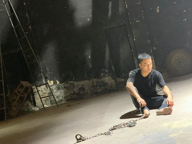 Hậu trường Mê cung: Hồng Đăng bị xích dưới nắng nóng 40 độ - Ảnh 3. Hậu trường Mê cung: Hồng Đăng bị xích dưới nắng nóng 40 độ - Ảnh 3.