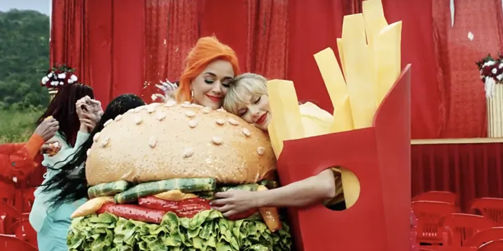 Taylor Swift ra mắt MV mới, fan “bấn loạn” khi thấy Katy Perry xuất hiện - Ảnh 1. Taylor Swift ra mắt MV mới, fan “bấn loạn” khi thấy Katy Perry xuất hiện - Ảnh 1.