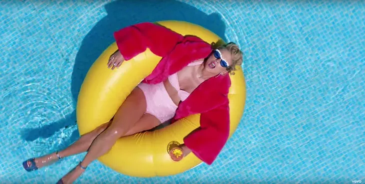Taylor Swift ra mắt MV mới, fan “bấn loạn” khi thấy Katy Perry xuất hiện - Ảnh 2. Taylor Swift ra mắt MV mới, fan “bấn loạn” khi thấy Katy Perry xuất hiện - Ảnh 2.