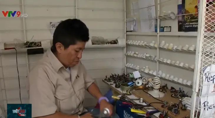 Người dân Venezuela kiếm tiền từ sản phẩm tái chế - Ảnh 1. Người dân Venezuela kiếm tiền từ sản phẩm tái chế - Ảnh 1.