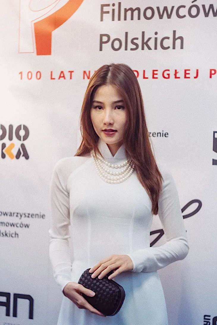 Diễm My 9X diện áo dài trắng tinh khôi, “bắn” tiếng Anh như gió ở Tuần lễ phim Việt Nam tại Ba Lan - Ảnh 1. Diễm My 9X diện áo dài trắng tinh khôi, “bắn” tiếng Anh như gió ở Tuần lễ phim Việt Nam tại Ba Lan - Ảnh 1.