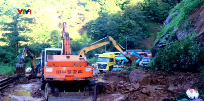 Sạt lở đèo Bảo Lộc làm ách tắc giao thông 5 giờ - Ảnh 2. Sạt lở đèo Bảo Lộc làm ách tắc giao thông 5 giờ - Ảnh 2.
