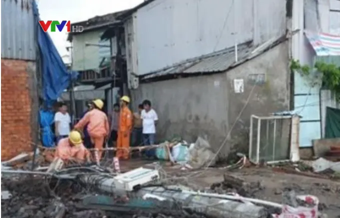 Xe cuốc làm gãy trụ điện khiến 1 người tử vong - Ảnh 1. Xe cuốc làm gãy trụ điện khiến 1 người tử vong - Ảnh 1.