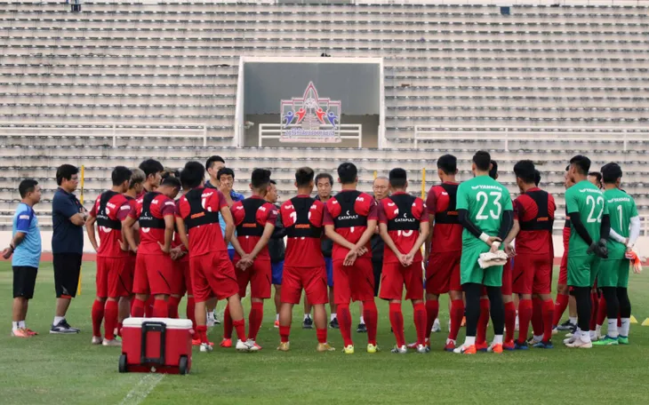 Buổi tập đầu tiên của ĐT Việt Nam tại Buriram: Khởi động nhẹ nhàng cho Kings Cup 2019 - Ảnh 1. Buổi tập đầu tiên của ĐT Việt Nam tại Buriram: Khởi động nhẹ nhàng cho Kings Cup 2019 - Ảnh 1.