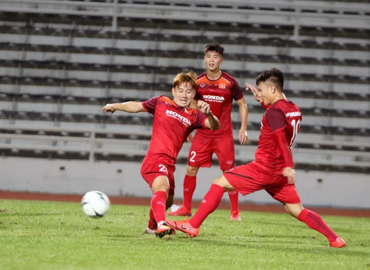 Buổi tập đầu tiên của ĐT Việt Nam tại Buriram: Khởi động nhẹ nhàng cho Kings Cup 2019 - Ảnh 13. Buổi tập đầu tiên của ĐT Việt Nam tại Buriram: Khởi động nhẹ nhàng cho Kings Cup 2019 - Ảnh 13.