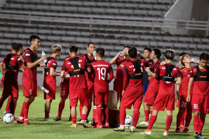 Buổi tập đầu tiên của ĐT Việt Nam tại Buriram: Khởi động nhẹ nhàng cho Kings Cup 2019 - Ảnh 14. Buổi tập đầu tiên của ĐT Việt Nam tại Buriram: Khởi động nhẹ nhàng cho Kings Cup 2019 - Ảnh 14.