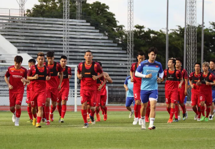 Buổi tập đầu tiên của ĐT Việt Nam tại Buriram: Khởi động nhẹ nhàng cho Kings Cup 2019 - Ảnh 6. Buổi tập đầu tiên của ĐT Việt Nam tại Buriram: Khởi động nhẹ nhàng cho Kings Cup 2019 - Ảnh 6.