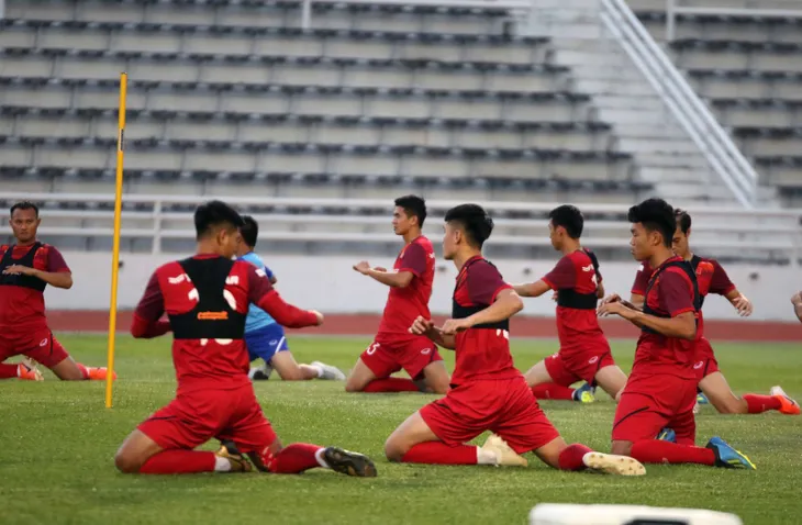 Buổi tập đầu tiên của ĐT Việt Nam tại Buriram: Khởi động nhẹ nhàng cho Kings Cup 2019 - Ảnh 3. Buổi tập đầu tiên của ĐT Việt Nam tại Buriram: Khởi động nhẹ nhàng cho Kings Cup 2019 - Ảnh 3.