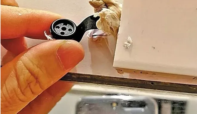Nữ khách hàng phát hiện camera quay lén trong phòng thử đồ - Ảnh 1. Nữ khách hàng phát hiện camera quay lén trong phòng thử đồ - Ảnh 1.
