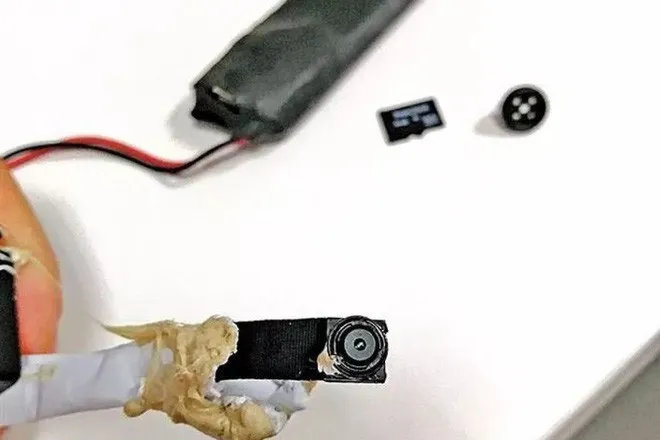 Nữ khách hàng phát hiện camera quay lén trong phòng thử đồ - Ảnh 2. Nữ khách hàng phát hiện camera quay lén trong phòng thử đồ - Ảnh 2.