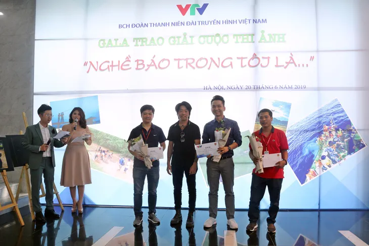 Chiêm ngưỡng các tác phẩm xuất sắc tại cuộc thi ảnh Nghề báo trong tôi là... - Ảnh 11.