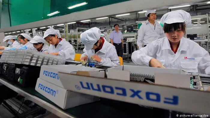Ông trùm iPhone từ chức, tham gia chính trường - Ảnh 2. Ông trùm iPhone từ chức, tham gia chính trường - Ảnh 2.