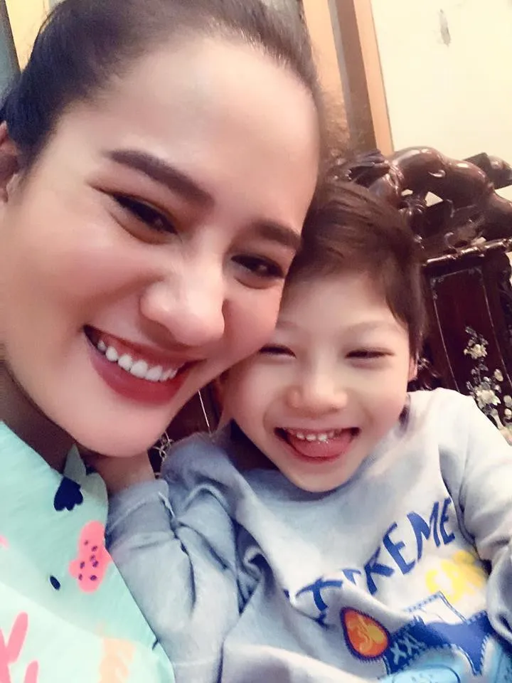Xinh “Về nhà đi con”: Tôi không cho phép mình gục ngã! - Ảnh 2. Xinh “Về nhà đi con”: Tôi không cho phép mình gục ngã! - Ảnh 2.