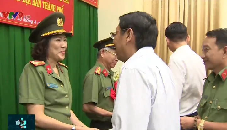 Khen thưởng Công an TP.HCM phá băng nhóm người Trung Quốc lừa đảo công nghệ cao - Ảnh 1. Khen thưởng Công an TP.HCM phá băng nhóm người Trung Quốc lừa đảo công nghệ cao - Ảnh 1.