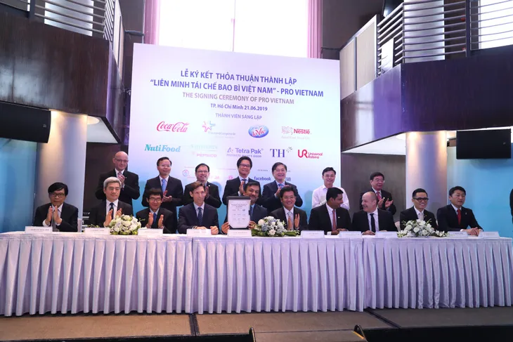 9 ông lớn ngành hàng tiêu dùng: “Đến năm 2030, chúng tôi sẽ tái chế toàn bộ bao bì sản phẩm bán ra thị trường” - Ảnh 6. 9 ông lớn ngành hàng tiêu dùng: “Đến năm 2030, chúng tôi sẽ tái chế toàn bộ bao bì sản phẩm bán ra thị trường” - Ảnh 6.
