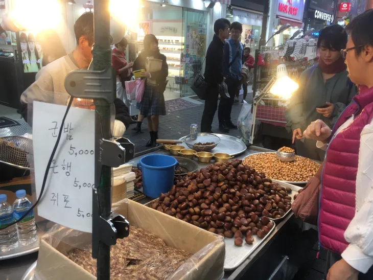 Khách nước ngoài chi tiêu ít hơn khi đến Hàn Quốc - Ảnh 1. Khách nước ngoài chi tiêu ít hơn khi đến Hàn Quốc - Ảnh 1.