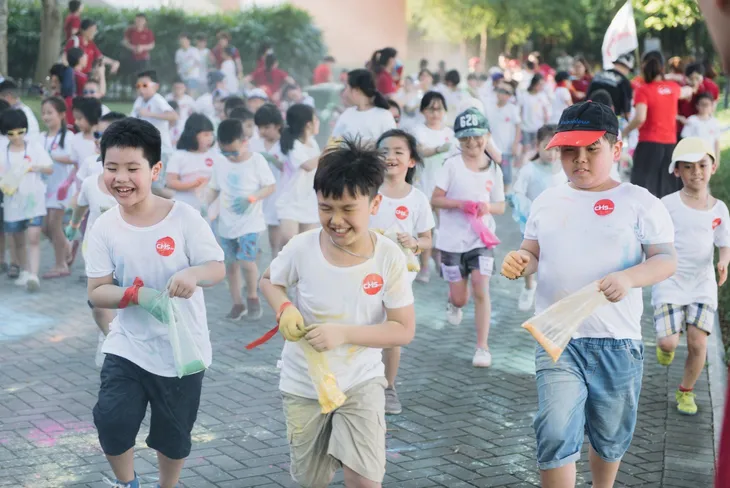 200 học sinh tham dự đường chạy sắc màu Color Me Run - Ảnh 1. 200 học sinh tham dự đường chạy sắc màu Color Me Run - Ảnh 1.