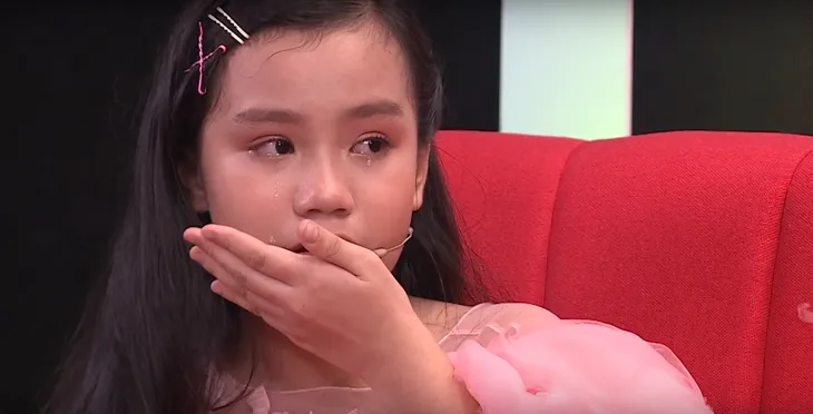 Gia đình hoàn mỹ: Mẫu nhí 8 tuổi trải lòng việc bị cô lập ở trường - Ảnh 2. Gia đình hoàn mỹ: Mẫu nhí 8 tuổi trải lòng việc bị cô lập ở trường - Ảnh 2.