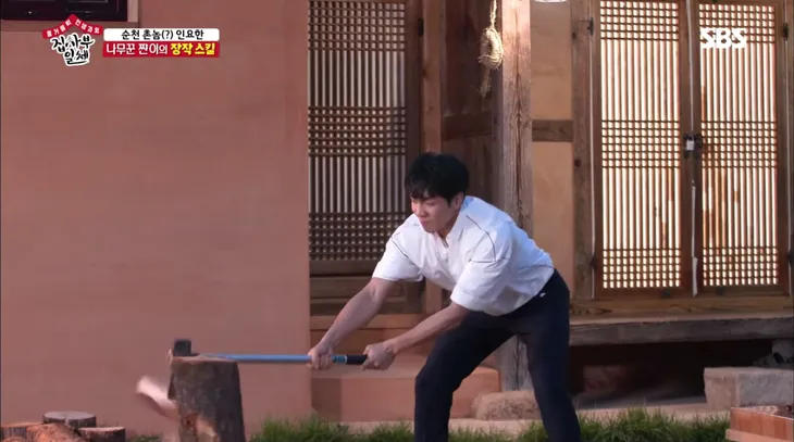 Lee Sung Gi khoe tài bổ củi trong chương trình Master in the House - Ảnh 2. Lee Sung Gi khoe tài bổ củi trong chương trình Master in the House - Ảnh 2.