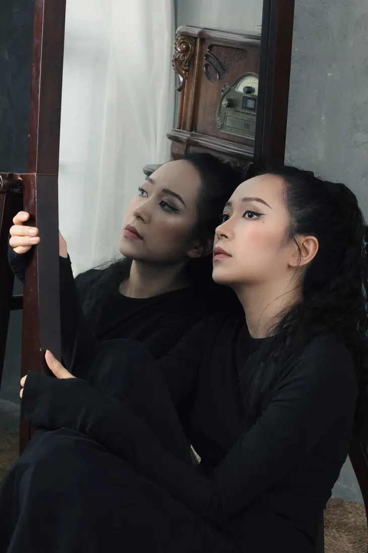 Lan Những cô gái trong thành phố biến hóa đầy ma mị trong bộ ảnh đen trắng - Ảnh 1. Lan Những cô gái trong thành phố biến hóa đầy ma mị trong bộ ảnh đen trắng - Ảnh 1.