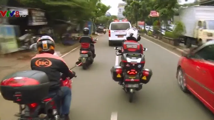 Đội mô tô giải cứu xe cứu thương tại Indonesia - Ảnh 2. Đội mô tô giải cứu xe cứu thương tại Indonesia - Ảnh 2.