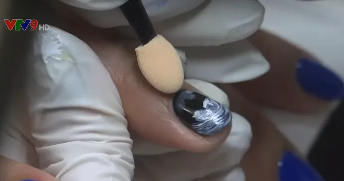 Vẽ hình em bé trong bụng mẹ lên móng tay - Ảnh 1. Vẽ hình em bé trong bụng mẹ lên móng tay - Ảnh 1.