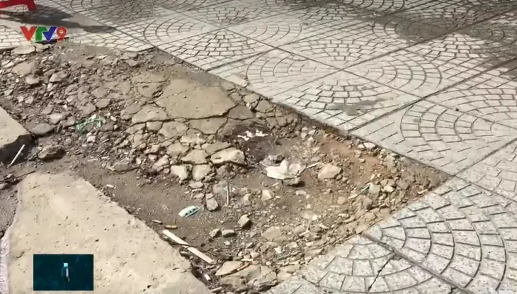 Khắc phục khẩn cấp vỉa hè hư hỏng trên địa bàn TP.HCM - Ảnh 1.