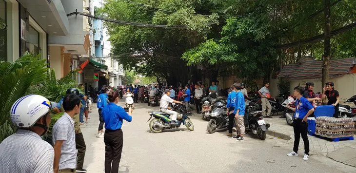 Những màu áo xanh không thể vắng bóng tại kỳ thi THPT quốc gia - Ảnh 1. Những màu áo xanh không thể vắng bóng tại kỳ thi THPT quốc gia - Ảnh 1.