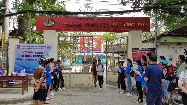 Những màu áo xanh không thể vắng bóng tại kỳ thi THPT quốc gia - Ảnh 3. Những màu áo xanh không thể vắng bóng tại kỳ thi THPT quốc gia - Ảnh 3.