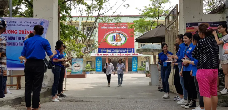 Những màu áo xanh không thể vắng bóng tại kỳ thi THPT quốc gia - Ảnh 4. Những màu áo xanh không thể vắng bóng tại kỳ thi THPT quốc gia - Ảnh 4.