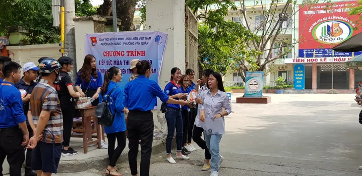 Những màu áo xanh không thể vắng bóng tại kỳ thi THPT quốc gia - Ảnh 5. Những màu áo xanh không thể vắng bóng tại kỳ thi THPT quốc gia - Ảnh 5.