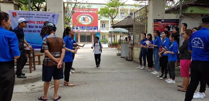 Những màu áo xanh không thể vắng bóng tại kỳ thi THPT quốc gia - Ảnh 6. Những màu áo xanh không thể vắng bóng tại kỳ thi THPT quốc gia - Ảnh 6.
