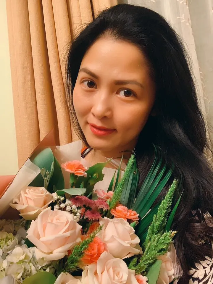 Cô bán hoa khiến ông Sơn si mê trong Về nhà đi con gây bất ngờ với nhan sắc ngoài đời - Ảnh 7. Cô bán hoa khiến ông Sơn si mê trong Về nhà đi con gây bất ngờ với nhan sắc ngoài đời - Ảnh 7.