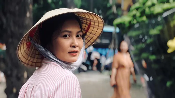Cô bán hoa khiến ông Sơn si mê trong Về nhà đi con gây bất ngờ với nhan sắc ngoài đời - Ảnh 1. Cô bán hoa khiến ông Sơn si mê trong Về nhà đi con gây bất ngờ với nhan sắc ngoài đời - Ảnh 1.
