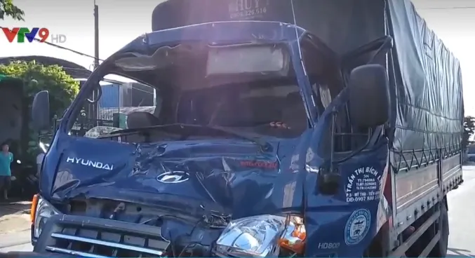 Tông vào xe đầu kéo, tài xế xe tải thoát chết ngoạn mục - Ảnh 2. Tông vào xe đầu kéo, tài xế xe tải thoát chết ngoạn mục - Ảnh 2.