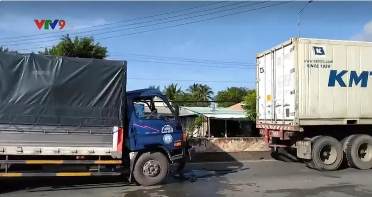 Tông vào xe đầu kéo, tài xế xe tải thoát chết ngoạn mục - Ảnh 3. Tông vào xe đầu kéo, tài xế xe tải thoát chết ngoạn mục - Ảnh 3.