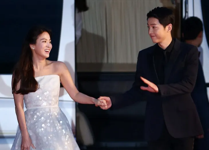 Hình ảnh quá khứ đầy tiếc nuối của mối tình cổ tích Song Hye Kyo - Song Song Joong Ki - Ảnh 5. Hình ảnh quá khứ đầy tiếc nuối của mối tình cổ tích Song Hye Kyo - Song Song Joong Ki - Ảnh 5.