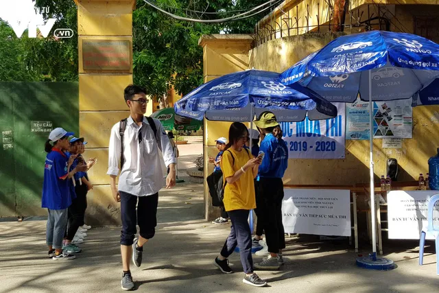 Thi THPT Quốc gia 2019: Thí sinh thở phào vì đề Tiếng Anh - Ảnh 4. Thi THPT Quốc gia 2019: Thí sinh thở phào vì đề Tiếng Anh - Ảnh 4.