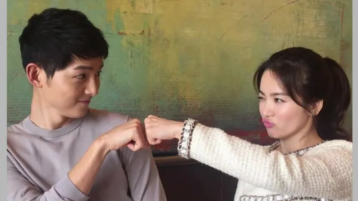 Hình ảnh quá khứ đầy tiếc nuối của mối tình cổ tích Song Hye Kyo - Song Song Joong Ki - Ảnh 2. Hình ảnh quá khứ đầy tiếc nuối của mối tình cổ tích Song Hye Kyo - Song Song Joong Ki - Ảnh 2.