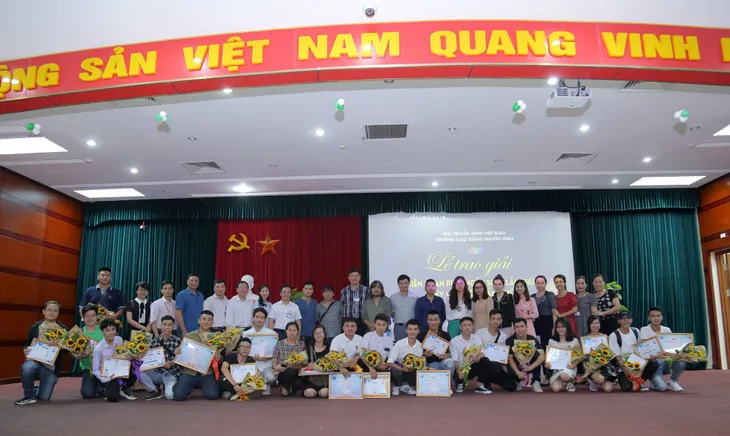 Trao giải Liên hoan phim ngắn SCTV và MV của tôi cho sinh viên Cao đẳng Truyền hình - Ảnh 1. Trao giải Liên hoan phim ngắn SCTV và MV của tôi cho sinh viên Cao đẳng Truyền hình - Ảnh 1.